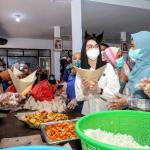  Arumi Bachsin serahkan bahan makanan bergizi  ke posko pengungsi Gunung Semeru