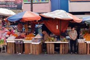 Pedagang Pasar Kota Membandel Jualan di Bahu Jalan