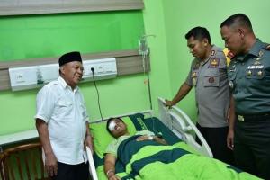 Tim Dokter Cek Mata Polisi Korban Penyerangan di Lamongan