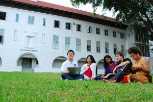 Delegasi Lee Kuan Yew School Nimba Ilmu ke Surabaya