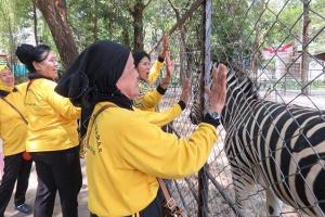 Pengunjung Kebun Binatang Surabaya Membludak