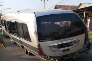 Kecelakaan Maut KA vs Minibus, 3 Jenazah Dibawa ke Jember