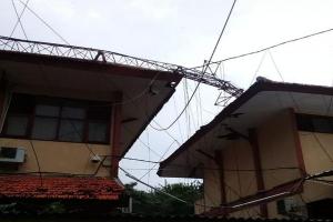 Tower Radio IAIN Tumbang Diterjang Angin di Pamekasan