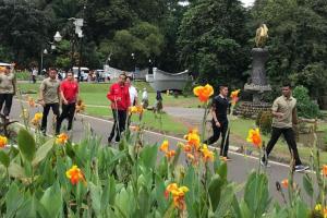 Berjaket Merah, Jokowi Lari Pagi Jelang Debat Capres