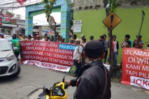 Prabowo 'Dihadang' Pendukung Jokowi di Surabaya