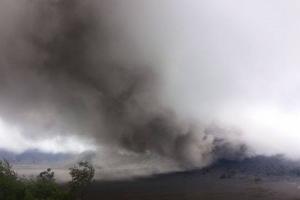 Abu Vulkanik Bromo Guyur Pos Pengamatan