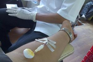 Hoaks, Donor Darah saat Puasa Berdampak Buruk
