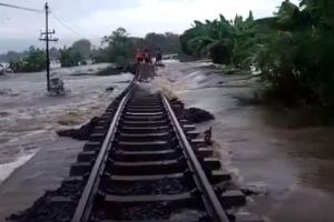 Banjir Rendam Rel di Pasuruan, 4 KA Terganggu