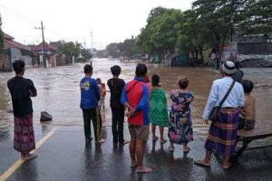 Banjir Paksa Jalur Pantura Pasuruan-Surabaya Ditutup
