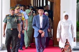 Jokowi Hadiri Akad Nikah dan Serahkan Sertifikat Tanah di Jatim