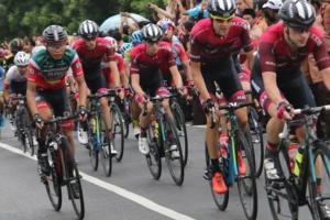 Pembalap Tour d'Indonesia Lintasi Medan Berat