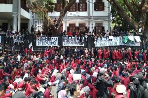 Mahasiswa Kembali Kepung DPRD Malang