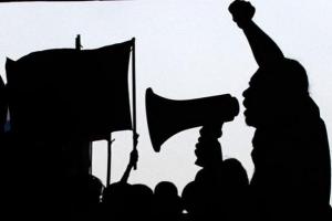 Demo, Buruh Desak Khofifah Sampaikan Pesan ke Jokowi