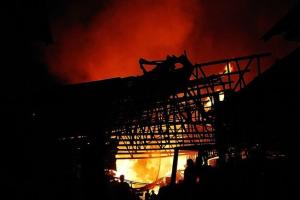 Ratusan Kios Pasar Tanah Merah Ludes Terbakar, Kerugian Rp3 M