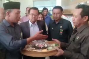 Iuran BPJS Batal Naik, Pedasgang Kopi di Surabaya Tasyakuran 