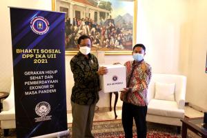 Bakti Sosial IKA UII, Mahfud MD dan Syarifuddin Serahkan Paket Sembako 