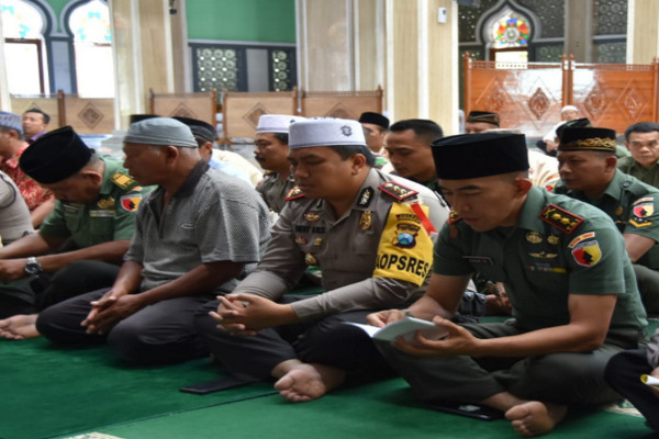 Anggota Polisi dan TNI Shalat Gaib untuk Korban Lion Air