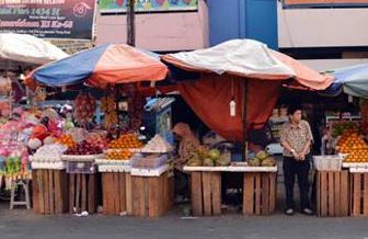 Pedagang Pasar Kota Membandel Jualan di Bahu Jalan