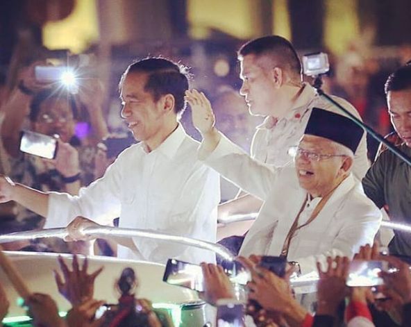 Tim Kampanye Jokowi-Ma'ruf Bagikan Mawar