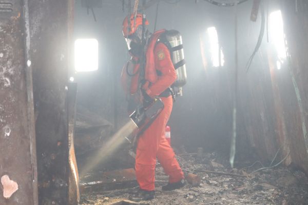 Menyisir Bangkai KM Gerbang Samudra yang Terbakar