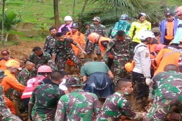 Belasan Korban Longsor  Cisolok Sudah Dievakuasi