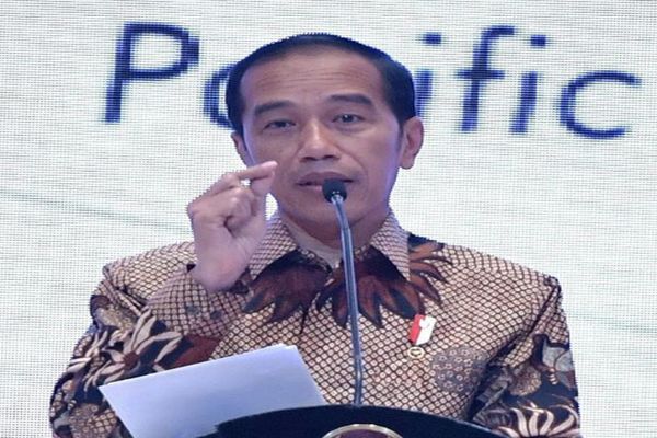 Presiden Jokowi Serahkan Ribuan Sertifikat Tanah di Blitar