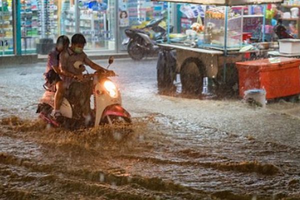 Banjir Rendam Sejumlah Ruas Jalan di Malang