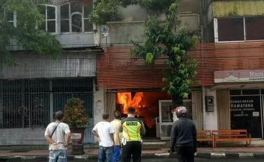 Kebakaran Hebat Landa Rumah Makan di Blitar