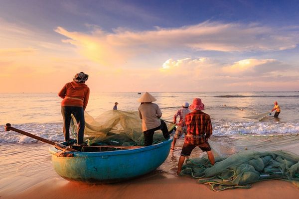 Wabup Jember Serahkan Ribuan Asuransi Nelayan