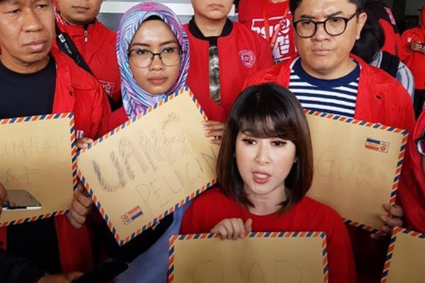 PSI Gelar Aksi Sobek Amplop di Gedung DPRD Kota Malang
