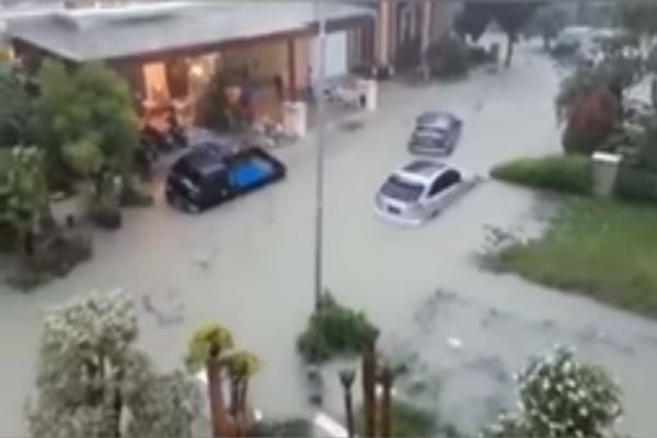 Tragis, Anak Tewas Terseret Banjir Saat Ayah Dorong Motor Mogok