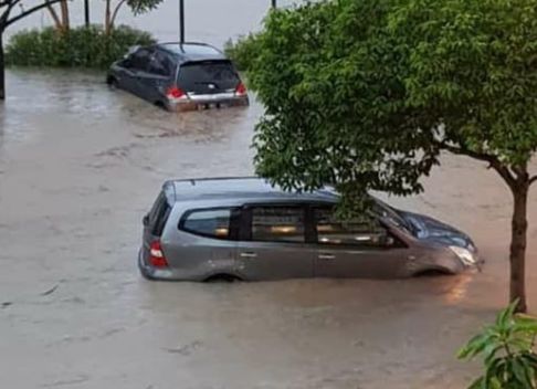 Banjir di Kawasan Surabaya Barat Belum Surut