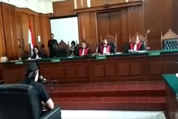 Dhani Hadiri Sidang 'Idiot' di PN Surabaya