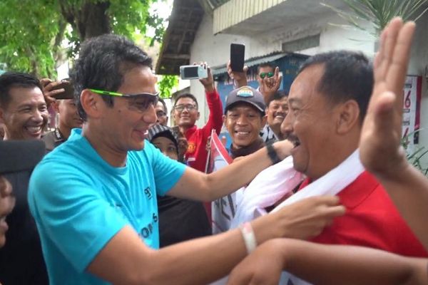 Sandi Kalungkan Serban Putih ke Pendukung Jokowi