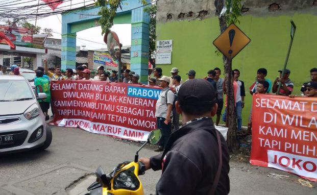 Prabowo 'Dihadang' Pendukung Jokowi di Surabaya