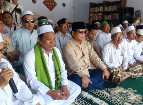 Prabowo Ziarah ke Makam Kiai As'ad Syamsul Arifin