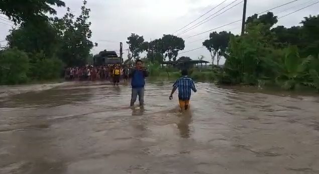 Petugas Evakuasi Korban Banjir di Madiun