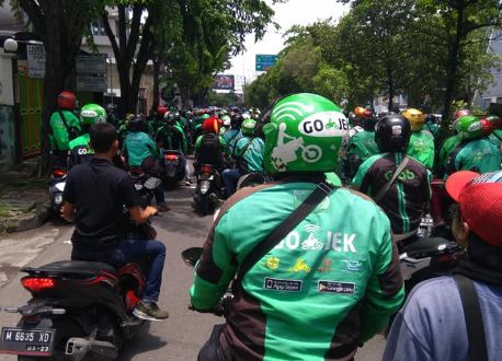 Polisi Kawal Demo Driver Ojol Frontal di Surabaya