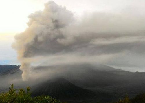 Warga Lumajang Terdampak Abu Vulkanik Bromo