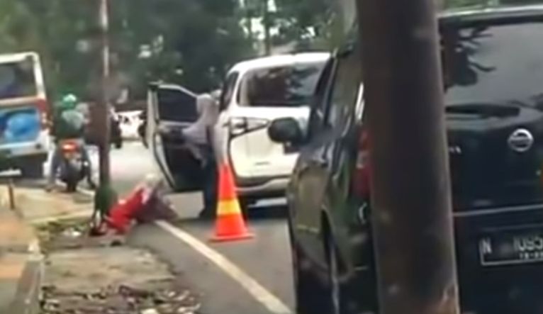 Viral, Bocah SD Dipaksa Turun dari Mobil hingga Terjatuh
