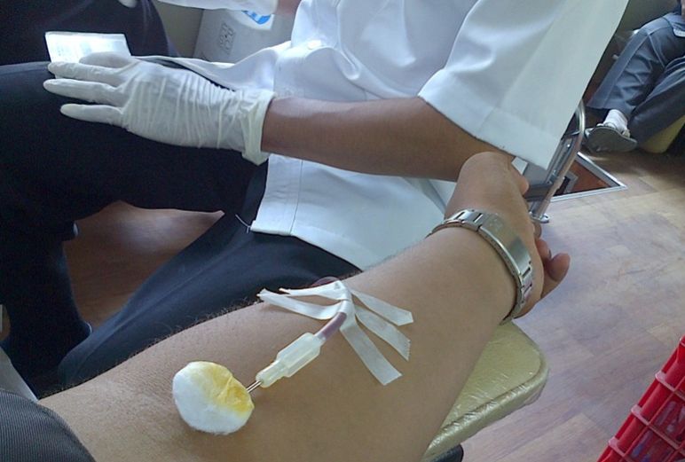 Hoaks, Donor Darah saat Puasa Berdampak Buruk