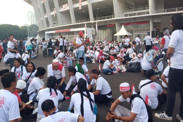 Massa Pendukung Jokowi Terus Berdatangan ke GBK