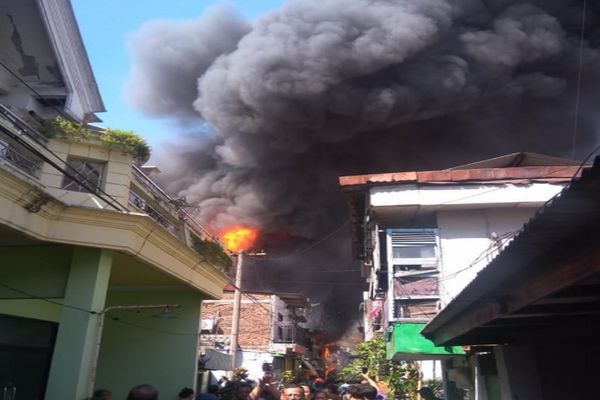 Kebakaran Hebat Hanguskan Belasan Rumah di Surabaya