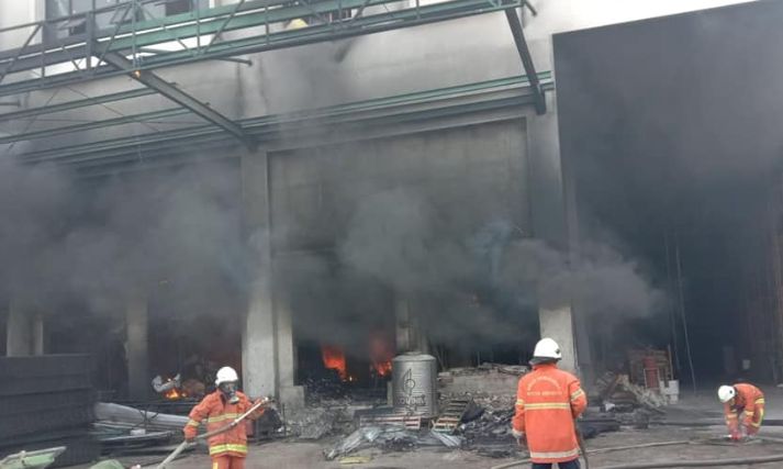 Gudang Terbakar di Surabaya, 3 Pekerja Terjebak