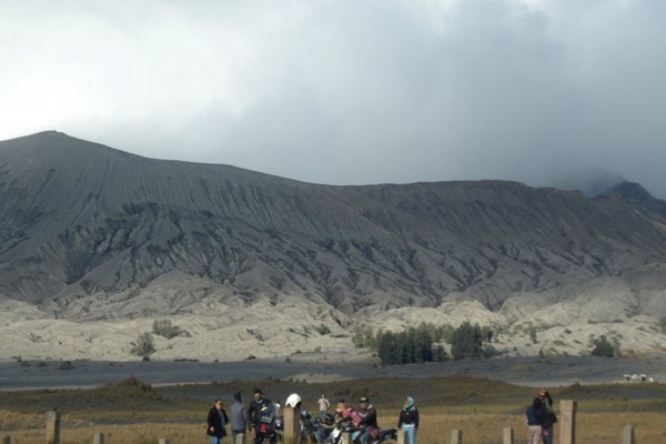 Bromo Hempaskan Abu Vulkanik hingga Permukiman