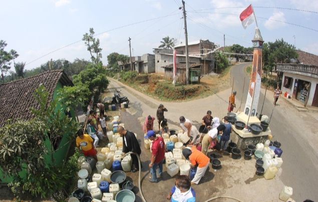 Warga Gresik Tempuh 2 Kilometer Demi Air Bersih