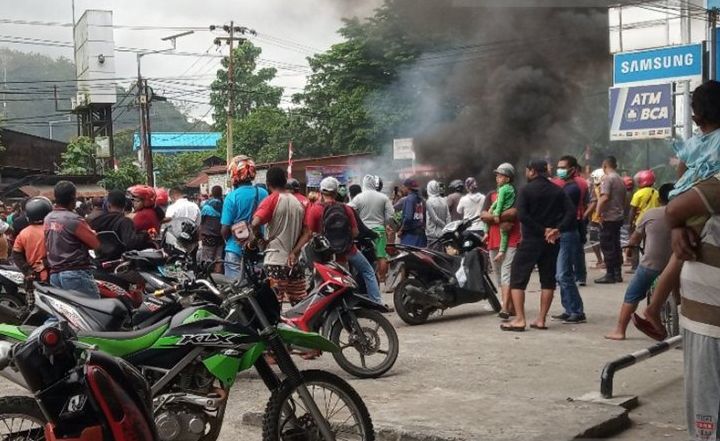 Papua Memanas: Kantor DPRD Dibakar, Lalin Lumpuh