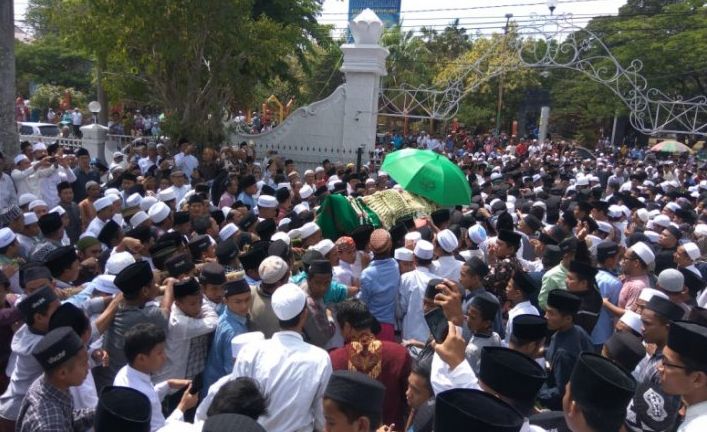 Ribuan Orang Salatkan Eks Bupati Bangkalan Fuad Amin