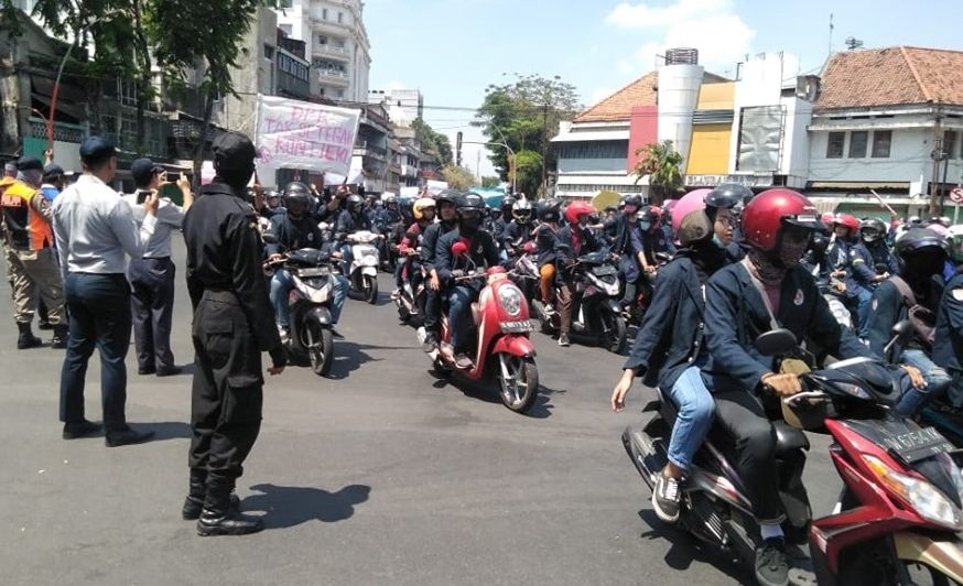 Massa Aksi Surabaya Menggugat Mulai Bergerak