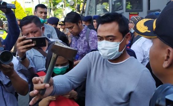 Aksi Lempar Kapak Warnai Demonstrasi di Surabaya